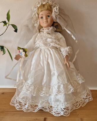 Bambola vintage in abito da sposa