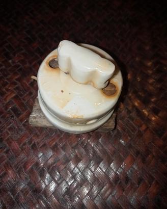 cimelio antichissimo interruttore in ceramica 
