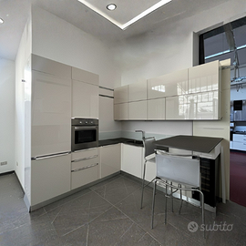 Cucina Lube angolare con penisola rialzata bianca