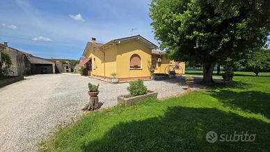 Rustico / Casale di 370 m² con più di 5 locali e b