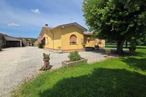 Rustico / Casale di 370 m² con più di 5 locali e b