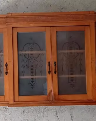 credenza legno massello  con vetri incisi 