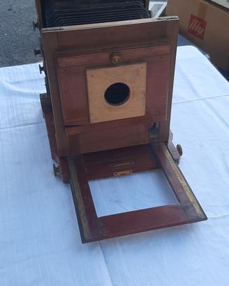 Macchina fotografica antica a soffietto in legno e