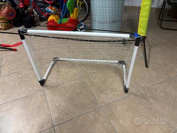 Porta da calcio con mazze hockey
