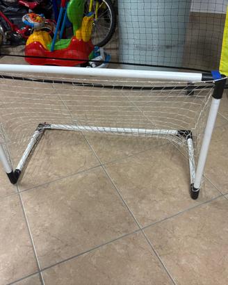 Porta da calcio con mazze hockey
