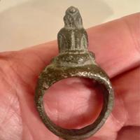 Anello romano in bronzo con figura seduta votiva
