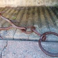 Antico rampino in ferro battuto a tre ganci 