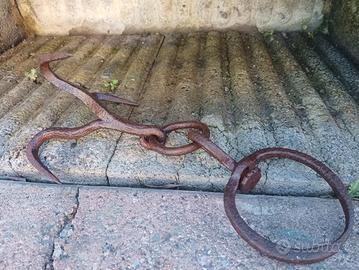 Antico rampino in ferro battuto a tre ganci 