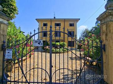 Villa di 500 m² con più di 5 locali e box auto a T