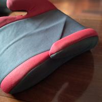 Alzatina. Rialzo seduta per auto per ragazzini. 