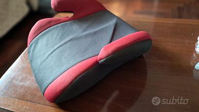 Alzatina. Rialzo seduta per auto per ragazzini. 