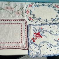 Lotto 4 centrini ricamati a mano