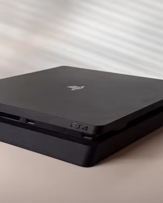 PS4 Slim + 2 Controller + 10 Giochi!