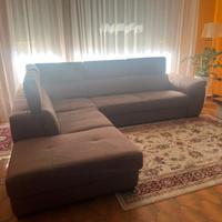 divano con penisola più tavolino