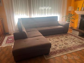 divano con penisola più tavolino