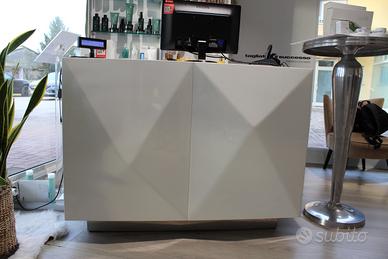 Mobile adibito a cassa in un negozio