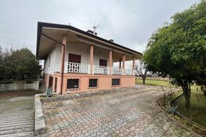 VILLA INDIPENDENTE SU LOTTO DI 1400 MQ - SPAZI ...