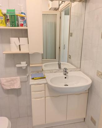 mobile bagno con specchio luci e lavandino