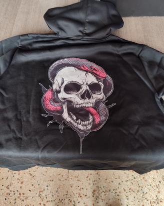 felpa nera con teschio 