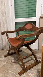 Sedia antica in legno di noce e cuscino