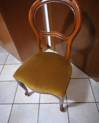Sedie e tavolo in stile