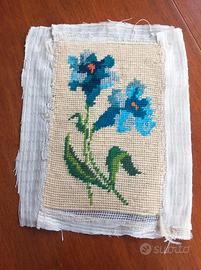 Tela ricamata mezzopunto fiori azzurri