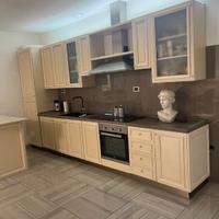 Cucina con elettrodomestici