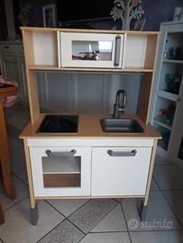 Cucina in legno per bambini.