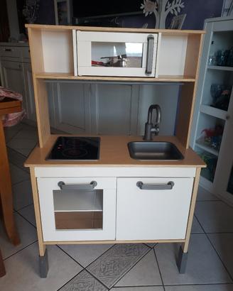 Cucina in legno per bambini.