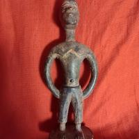 Scultura africana di un colono.
