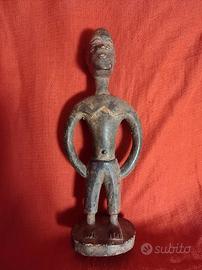 Scultura africana di un colono.