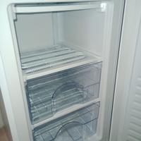 PICOLO CONGELATORE VERTICALE  220 VOLT