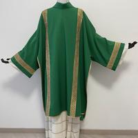 Dalmatica verde con passamaneria oro Ve19