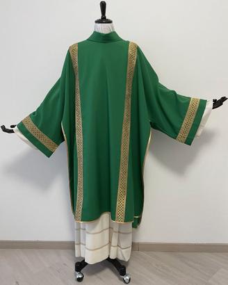 Dalmatica verde con passamaneria oro Ve19