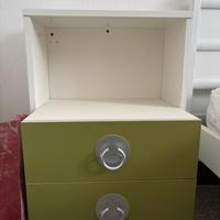Due comodini con doppio cassetto bianco e verde