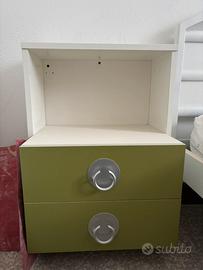Due comodini con doppio cassetto bianco e verde
