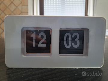 orologio a cartellini mobili stile retro bianco