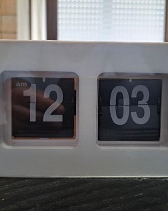 orologio a cartellini mobili stile retro bianco