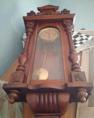 antico orologio a pendolo 