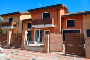 VILLETTA A SCHIERA APPENA ULTIMATA