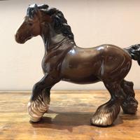 Cavallo Shire “Beswick” in ceramica marrone