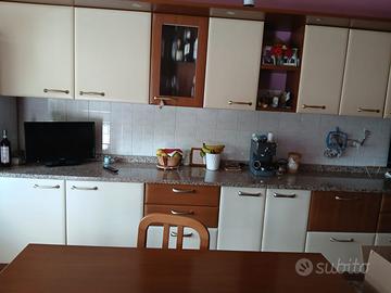 Cucina dotata di piano in granito.