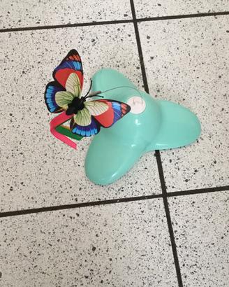 Gioco per gatti con farfalla svolazzante