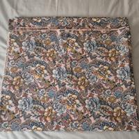 Copripiumone con fantasia floreale.