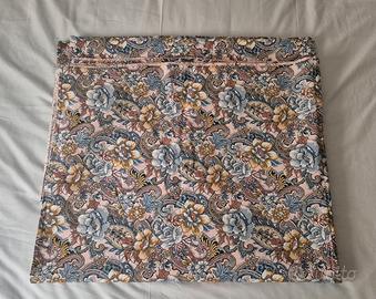 Copripiumone con fantasia floreale.