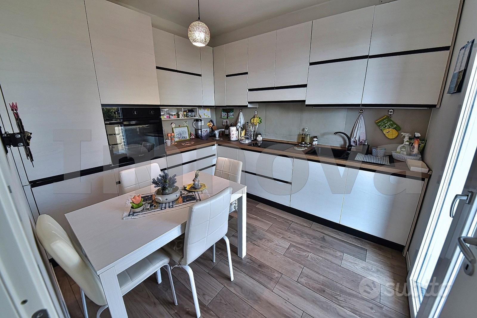 Tre locali con terrazzo e box doppio - Altro