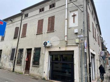 CASA SEMINDIPENDENTE A FERRARA