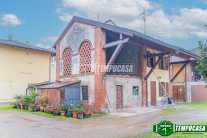 INTERO STABILE IN CENTRO A ROBECCO!