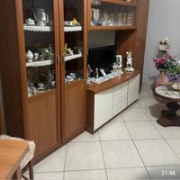 Parete attrezzata tavolo e sedie