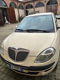 Lancia Ypsilon Sig.ra vende